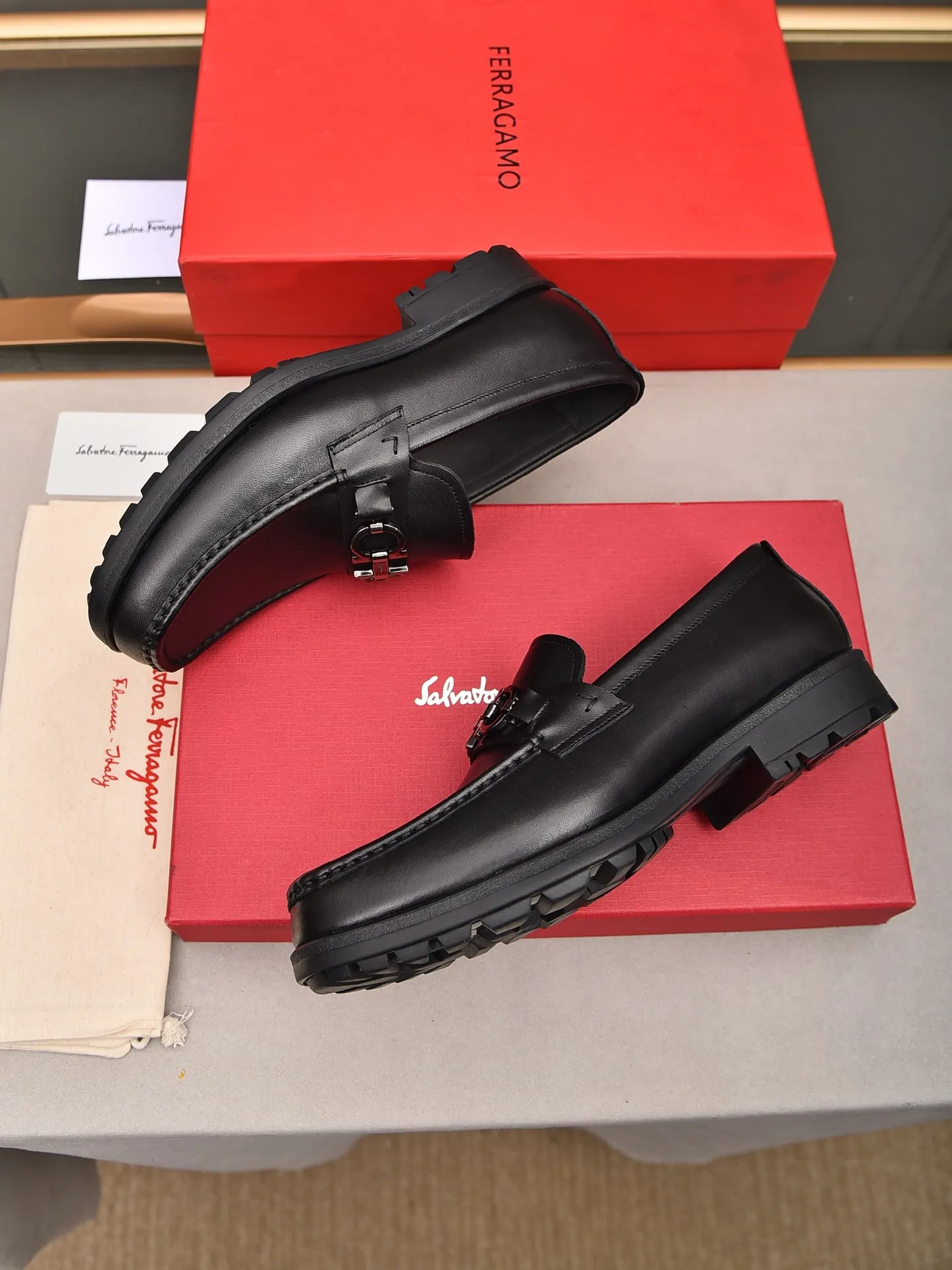 Men's shoes 💰: 500 Brand: Ferragamo Size: Men's size 38/44 (45 can be customized) Grade: Same style as the official website High-end quality men's shoes Material: Original first-layer calfskin Water-dyed cowhide lining Original outsole Style categories: Men's fashionable formal business casual leather shoes Slip-on men's shoes high-top series Young fashion European and American trends British style Casual matching Comfortable feet